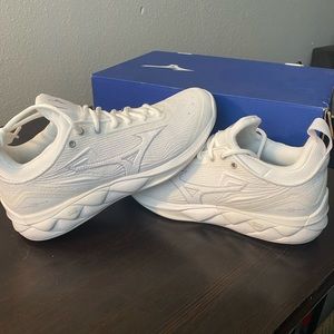 Mizuno women’s Wave Luminous 2 volleyball shoes size 7